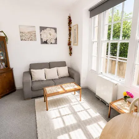 Free Parking Homely Gloucester Rd Flat Sleeps 3 *