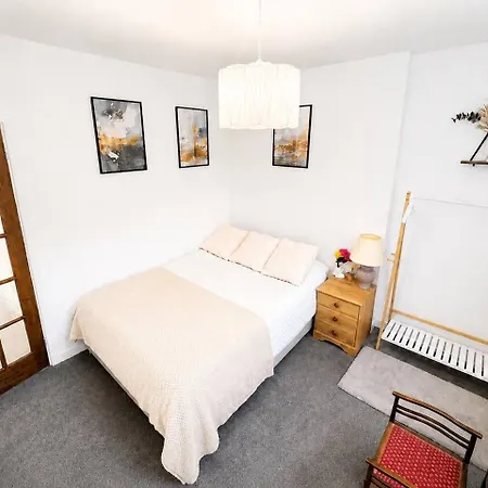 Free Parking Homely Gloucester Rd Flat Sleeps 3 *
